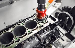 Auto Zylinder: Was ist das beim Auto eigentlich genau? Ein Auto Zylinder ist nicht so kompliziert, wie man meint. Foto: Adobe / Ist der Motor undicht, sollten nur Profis ran. Foto: Adobe / Ilshat