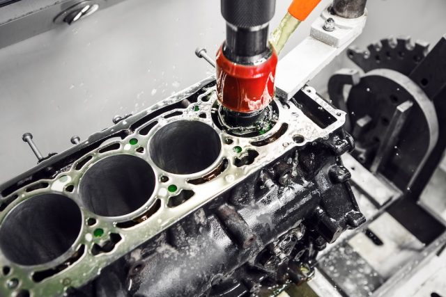 Ein Auto Zylinder ist nicht so kompliziert, wie man meint. Foto: Adobe / Ist der Motor undicht, sollten nur Profis ran. Foto: Adobe / Ilshat Ein Auto Zylinder ist nicht so kompliziert, wie man meint. Foto: Adobe / Ist der Motor undicht, sollten nur Profis ran. Foto: Adobe / Ilshat