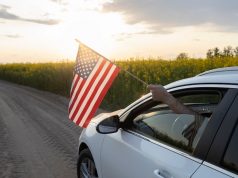 Autofahren in USA: So fahren Sie sicher bei Amerikanern Wer in den USA autofahren will, muss nicht immer Flagge zeigen. Foto: Adobe / Anna