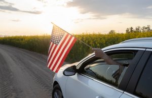 Autofahren in USA: So fahren Sie sicher bei Amerikanern Wer in den USA autofahren will, muss nicht immer Flagge zeigen. Foto: Adobe / Anna