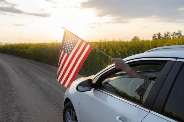 Wer in den USA autofahren will, muss nicht immer Flagge zeigen. Foto: Adobe / Anna
