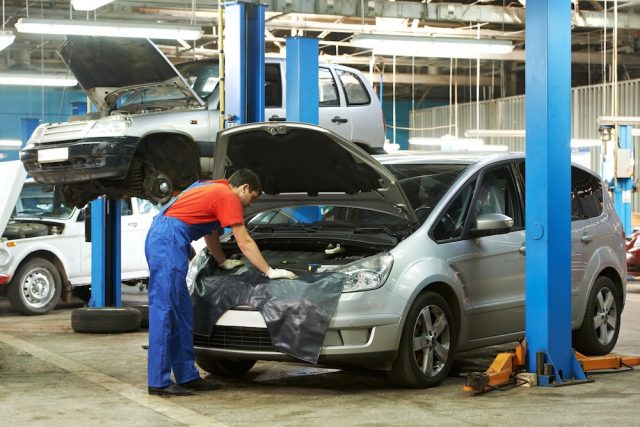 Nicht nur Monteure sollten wissen, wie die Grundlagen beim Automotor sind. Foto: Adobe / Kadmy