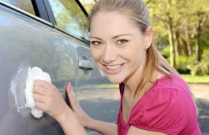 Autopolitur Test: Das teuerste Mittel ist auch das beste Man kann mit jeder Autopolitur einen Test machen. Foto: Adobe / Dan Race