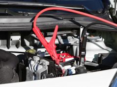 Batterie leer: Was tun, wenn das Auto nicht anspringt? Ist die Batterie leer, kann man sie mit einer Starthilfe auflasen. Foto: Adobe / Björn Wylezich