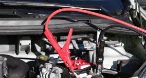 Batterie leer: Was tun, wenn das Auto nicht anspringt? Ist die Batterie leer, kann man sie mit einer Starthilfe auflasen. Foto: Adobe / Björn Wylezich