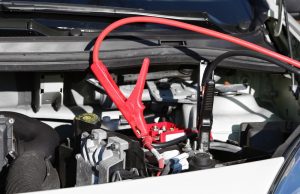 Batterie leer: Was tun, wenn das Auto nicht anspringt? Ist die Batterie leer, kann man sie mit einer Starthilfe auflasen. Foto: Adobe / Björn Wylezich