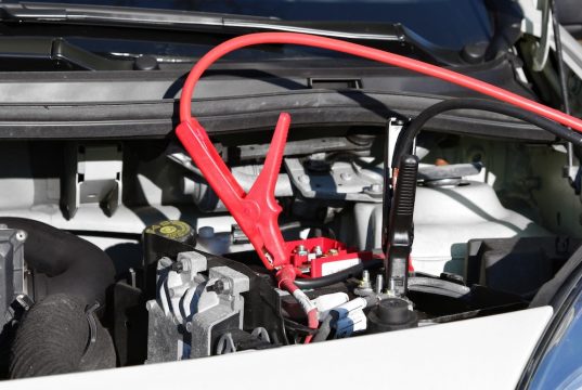 Batterie leer: Was tun, wenn das Auto nicht anspringt? Ist die Batterie leer, kann man sie mit einer Starthilfe auflasen. Foto: Adobe / Björn Wylezich