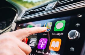 Connected Cars: Die acht Vorteile bei CarPlay In Connected Cars kann man CarPlay mit einem Finger bedienen. Foto: Adobe / ifeelstock