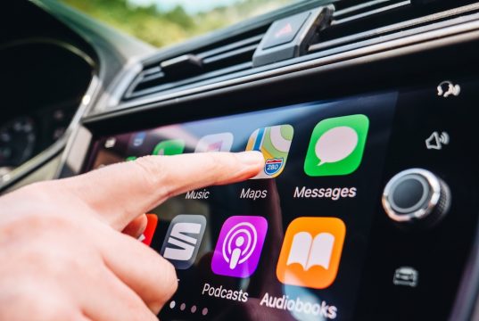 Connected Cars: Die acht Vorteile bei CarPlay In Connected Cars kann man CarPlay mit einem Finger bedienen. Foto: Adobe / ifeelstock