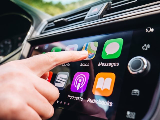 In Connected Cars kann man CarPlay mit einem Finger bedienen. Foto: Adobe / ifeelstock