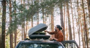 Dachbox kaufen: Worauf Autofahrer achten müssen Eine Dachbox kaufen - oder doch leihen? Foto: Adobe / Anna
