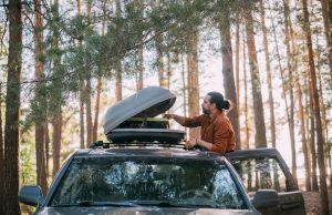 Dachbox kaufen: Worauf Autofahrer achten müssen Eine Dachbox kaufen - oder doch leihen? Foto: Adobe / Anna