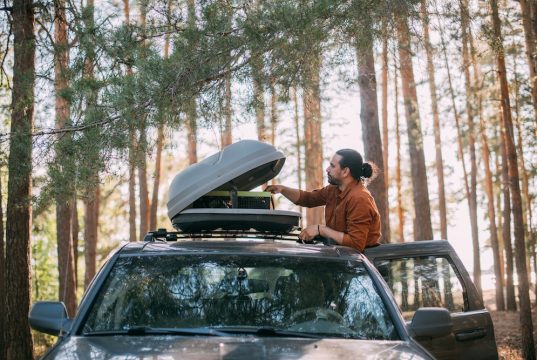 Dachbox kaufen: Worauf Autofahrer achten müssen Eine Dachbox kaufen - oder doch leihen? Foto: Adobe / Anna