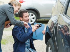 Delle am Auto: Ein Fall für die Kfz-Versicherung Delle am Auto sollte man bewerten lassen. Foto: Adobe / auremar