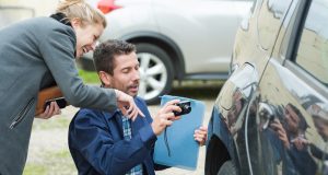 Delle am Auto: Ein Fall für die Kfz-Versicherung Delle am Auto sollte man bewerten lassen. Foto: Adobe / auremar