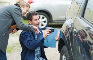 Delle am Auto: Ein Fall für die Kfz-Versicherung Delle am Auto sollte man bewerten lassen. Foto: Adobe / auremar