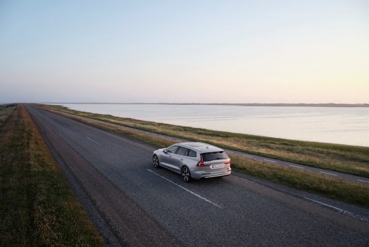 Original-Ersatzteile für den Volvo V60 Volvo V60 Recharge T8 AWD, Außenfarbe Silver Dawn Metallic. Foto: Volvo