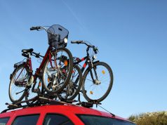 Fahrrad transportieren: So schafft man das beim Auto Ein Fahrrad transportieren: Beim Auto immer eine schwierge Aufgabe. Foto: Adobe / Björn Wylezich