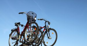 Fahrrad transportieren: So schafft man das beim Auto Ein Fahrrad transportieren: Beim Auto immer eine schwierge Aufgabe. Foto: Adobe / Björn Wylezich