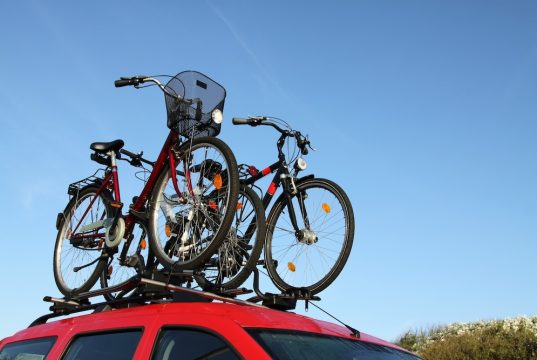 Fahrrad transportieren: So schafft man das beim Auto Ein Fahrrad transportieren: Beim Auto immer eine schwierge Aufgabe. Foto: Adobe / Björn Wylezich