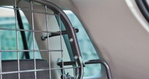 Hundegitter im Test: Wir empfehlen Anbieter Travall Hundegitter müssen gut befestigt werden. Foto: Adobe / Lilli