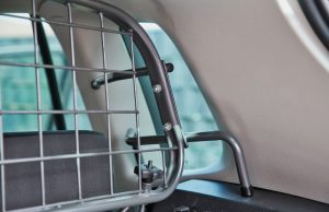 Hundegitter im Test: Wir empfehlen Anbieter Travall Hundegitter müssen gut befestigt werden. Foto: Adobe / Lilli