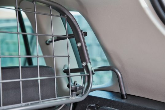 Hundegitter im Test: Wir empfehlen Anbieter Travall Hundegitter müssen gut befestigt werden. Foto: Adobe / Lilli