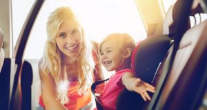 Kindersitz fürs Auto – Sicherheit und Komfort für die Kleinsten Der Kindersitz im Auto maximiert die Sicherheit. Foto: Adobe / Syda Productions