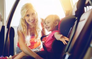 Kindersitz fürs Auto – Sicherheit und Komfort für die Kleinsten Der Kindersitz im Auto maximiert die Sicherheit. Foto: Adobe / Syda Productions