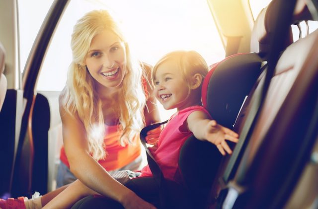Der Kindersitz im Auto maximiert die Sicherheit. Foto: Adobe / Syda Productions