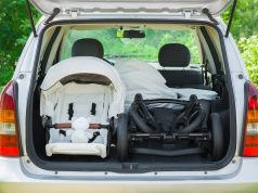 Kinderwagen im Auto unterbringen – worauf muss ich achten? Kinderwagen im Auto: Auf jeden Zentimeter kommt es an. Foto: Adobe / fotoduets