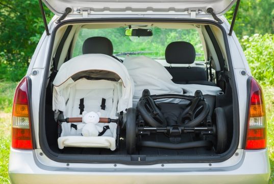 Kinderwagen im Auto unterbringen – worauf muss ich achten? Kinderwagen im Auto: Auf jeden Zentimeter kommt es an. Foto: Adobe / fotoduets