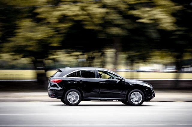 Wuchtig und sportlich ist der SUV. Foto: Adobe / Abdullah