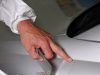 Kratzerentferner: Am Auto kleine Schrammen entfernen Kratzer am Autolacker: Mit dem richtigen Kratzerentferner wird alles wieder glatt. Foto: Adobe / Kitty