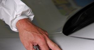 Kratzerentferner: Am Auto kleine Schrammen entfernen Kratzer am Autolacker: Mit dem richtigen Kratzerentferner wird alles wieder glatt. Foto: Adobe / Kitty