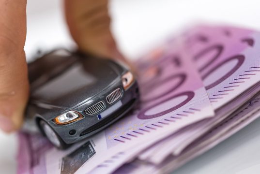 Kredit von Privat: Die günstigere Alternative? Soll man sich einen Kredit von privat holen, um ein Auto zu finanzieren? Foto: Adobe / vegefox.com