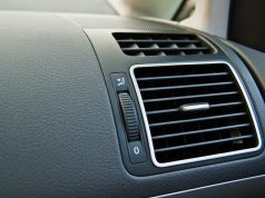 Lüftung muffelt: So beseitigt man lästigen Geruch im Auto Die Lüftung muffelt – und was nun? Foto: Adobe / Ewald Fröch