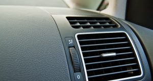 Lüftung muffelt: So beseitigt man lästigen Geruch im Auto Die Lüftung muffelt – und was nun? Foto: Adobe / Ewald Fröch