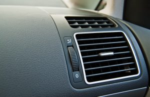 Lüftung muffelt: So beseitigt man lästigen Geruch im Auto Die Lüftung muffelt – und was nun? Foto: Adobe / Ewald Fröch