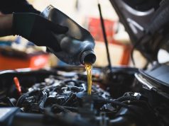 Das Auto verliert Öl? Was Sie dagegen tun können Der Motor verliert Öl? Mit Nachfüllen ist es nicht getan! Foto: Adobe / Dusko