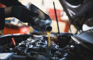 Das Auto verliert Öl? Was Sie dagegen tun können Der Motor verliert Öl? Mit Nachfüllen ist es nicht getan! Foto: Adobe / Dusko