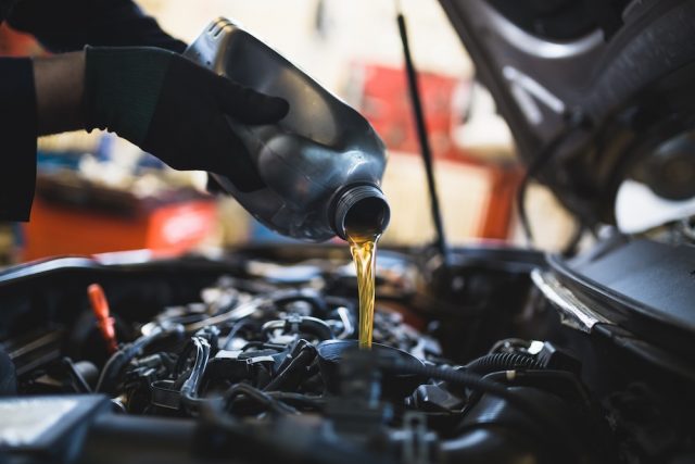 Der Motor verliert Öl? Mit Nachfüllen ist es nicht getan! Foto: Adobe / Dusko