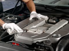 Ratgeber zum Thema Motorreiniger Mit Motorreiniger den Motor in Schuss halten. Foto: Adobe / Günter Menzl