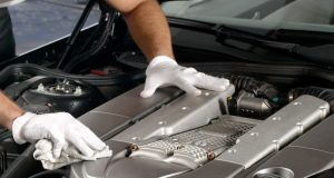 Ratgeber zum Thema Motorreiniger Mit Motorreiniger den Motor in Schuss halten. Foto: Adobe / Günter Menzl