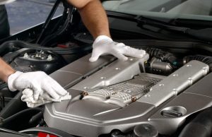 Ratgeber zum Thema Motorreiniger Mit Motorreiniger den Motor in Schuss halten. Foto: Adobe / Günter Menzl