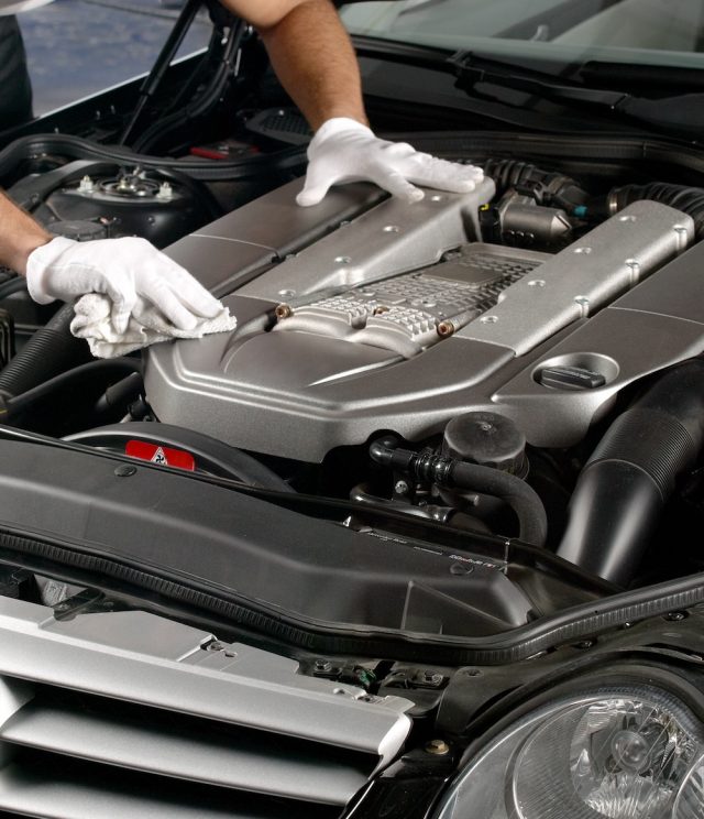 Mit Motorreiniger den Motor in Schuss halten. Foto: Adobe / Günter Menzl