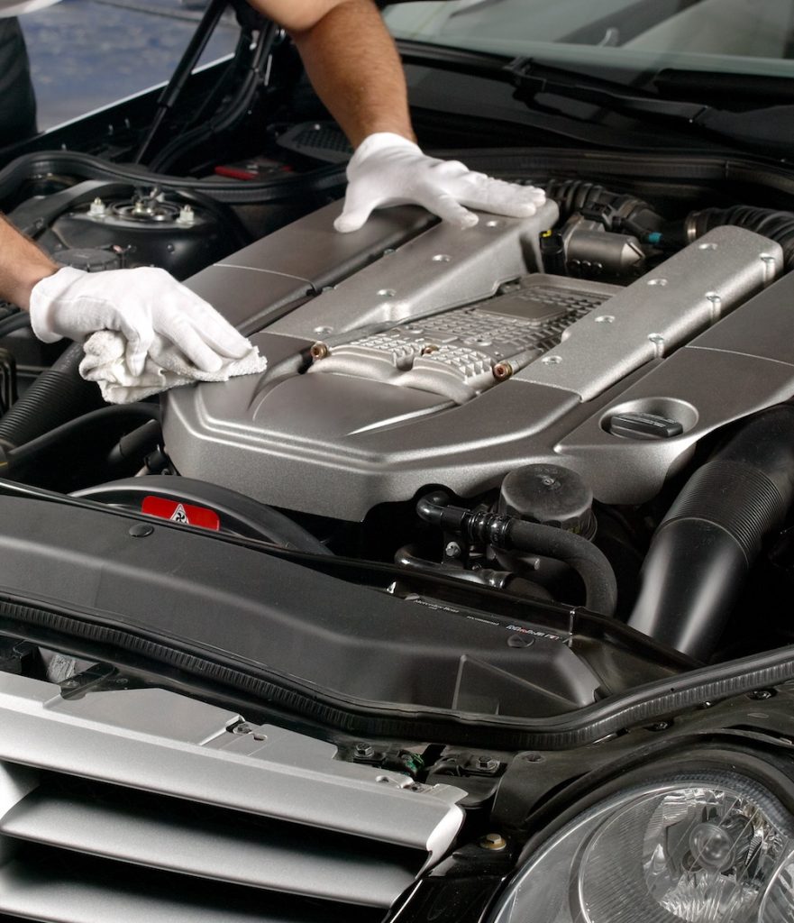 Mit Motorreiniger den Motor in Schuss halten. Foto: Adobe / Günter Menzl