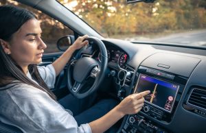 Navigationsgeräte im Test: Worauf man beim Kauf achten muss Bei allen Navigationsgeräten im Test findet man sich schnell zurecht. Foto: Adobe / puhimec