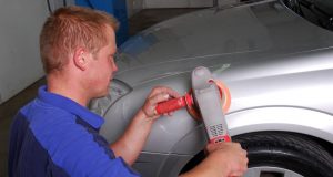 Poliermaschine fürs Auto: Was Sie wissen müssen Mit der richtigen Poliermaschine wird der Autolack perfekt und schön. Foto: Adobe / Kitty