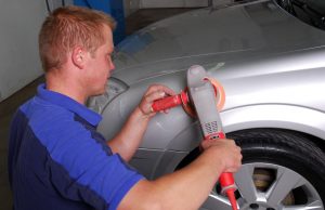 Poliermaschine fürs Auto: Was Sie wissen müssen Mit der richtigen Poliermaschine wird der Autolack perfekt und schön. Foto: Adobe / Kitty
